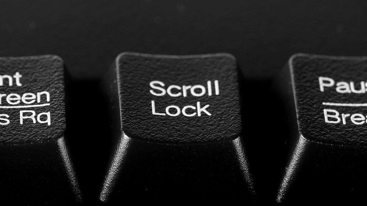 Close do botão Scroll Lock em um teclado de computador preto.